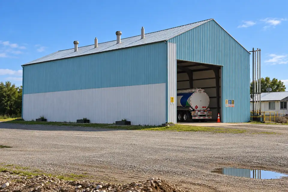 Planta de desgasificado de Comercial Chiloé en Recta Chacao, Ancud, con un camión cisterna en el galpón